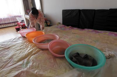 阿鲁科尔沁楼上漏水，住户失联，小区没物管，业主维权难！律师来支招……